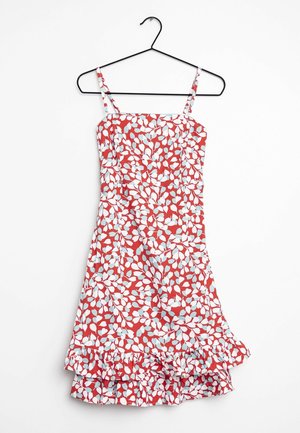 Rode mouwloze jurk met wit- en lichtblauw bladerenpatroon, dunne bandjes en gerafelde zoom, hangend aan een zwarte hanger tegen een witte achtergrond.