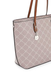 Taška na rameno z měkké růžové umělé kůže s bílým geometrickým vzorem, hnědými koženými uchy a stříbrným řetízkem s kulatou visačkou.