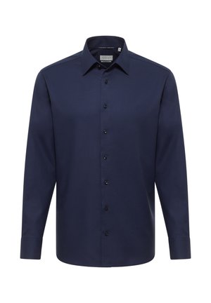 Dunkelblaues Herrenhemd mit langen Ärmeln, spitzem Kragen und vorderer Knopfleiste vor weißem Hintergrund.