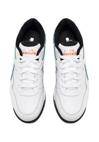 Scarpe atletiche bianche in pelle perforata, con accenti turchesi, foderatura nera e lacci bianchi. Presentano un logo sulla linguetta.