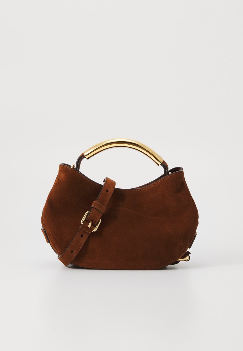 Braune Wildleder-Handtasche mit einem geschwungenen Griff aus goldfarbenem Metall, verstellbarem Trageriemen und weicher Textur. Verfügt über ein minimalistisches Design und keine sichtbaren Beschläge.