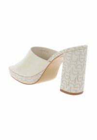Witte leren open teen mule met een gestructureerde beige voorgevormde plateauhak. De hak is chunky en heeft een zachte, gebogen vorm.