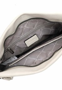 Weiße Lederhandtasche mit grauem Innenfutter, Reißverschlusstasche und gemusterter Stoff mit geometrischen Formen und Punkten.