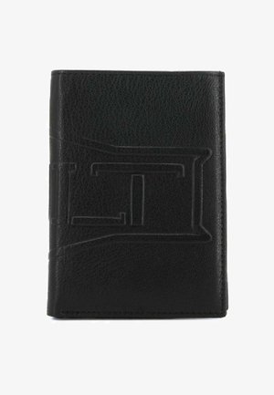 Portafoglio in pelle nera con finitura testurizzata e design impresso. Presenta un'orientazione orizzontale e cuciture pulite lungo i bordi.