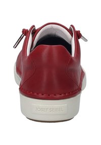 Sneaker in pelle rossa con suola in gomma bianca. Presenta una forma arrotondata, ricami a cucitura e linguette sul tallone per facilitare l'indossatura.