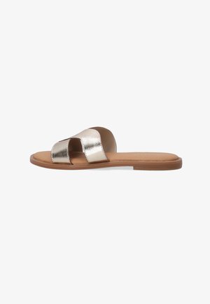 Metalliske guld-sandaler med to brede stropper og en flad, tan-farvet sål. Glat tekstur med et minimalistisk design. Ideelle til afslappet brug.