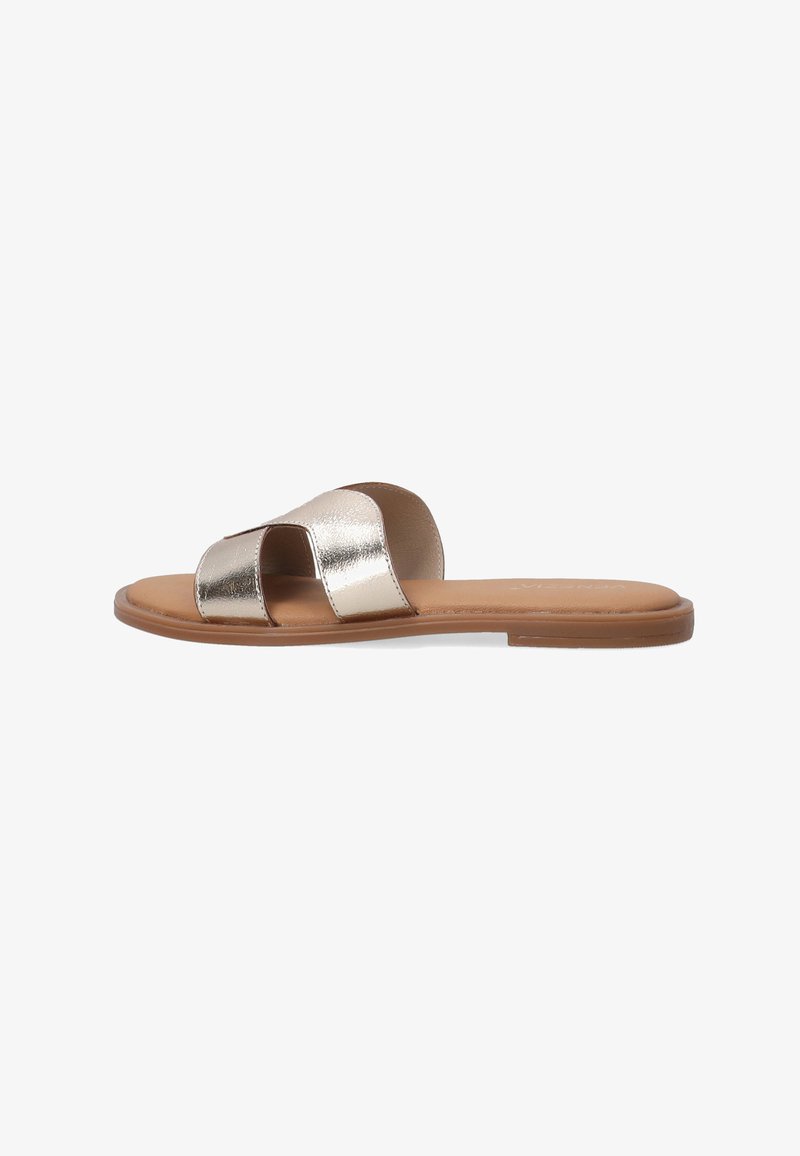 Metalliske guld-sandaler med to brede stropper og en flad, tan-farvet sål. Glat tekstur med et minimalistisk design. Ideelle til afslappet brug.