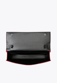 Czarna skórzana kopertówka z czerwonymi akcentami, posiadająca górną klapę, zapięcia magnetyczne oraz wewnętrzną kieszeń. Gładka tekstura, minimalistyczny design.