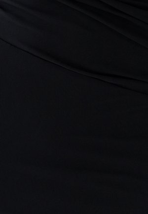 Juodas audinys su tekstūrizuota, tinkle primenančia struktūra, pasižymintis subtiliais pūskiais ir lygiu paviršiumi.