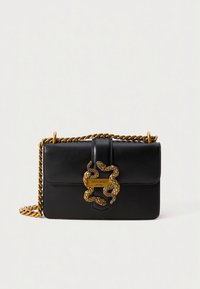 Juoda odinė petinė rankinė su auksine susuktos grandinėlės dirželiu ir puošniu auksiniu gyvatės formos užsegimu ant priekio uždangos.