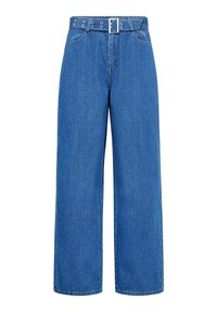 Jeansi albaștri cu picioare largi, cu talie cu curea ce are o cataramă argintie și orificii metalice, fabricați din denim cu o textură fină.