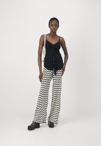 Noisy May NMSADIE PANTS - Nohavice - black/oatmeal/bright white