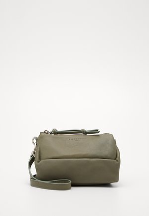 Bolso de muñeca rectangular de cuero verde oliva con cierre de cremallera y correa desmontable, nombre de la marca en relieve en el frente.
