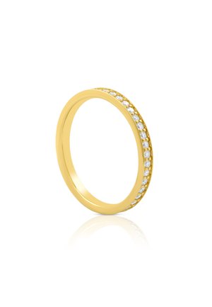 Anello in oro con una finitura liscia e una fila di pietre chiare scintillanti incastonate lungo un lato, creando un design semplice ed elegante.