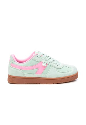 Zapatillas de ante verde menta con acentos y cordones rosas, que cuentan con una suela de goma textura y una puntera lisa.