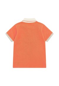 Polo tričko s krátkým rukávem v světle oranžové barvě s krémovým žebrovaným límcem a manžetami. Hladká textura, klasický design.