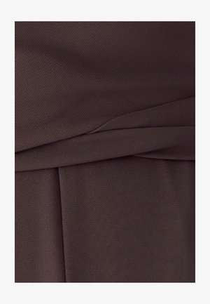 Zbliżenie złożonej ciemnobrązowej tkaniny z delikatną skośną fakturą prążkowaną i widocznym przeszyciem.