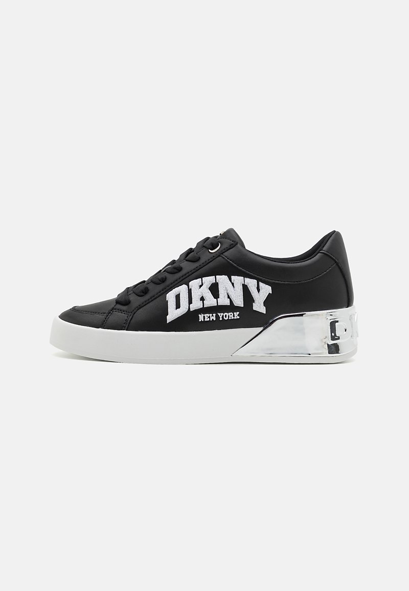 Juodi odiniai sportiniai bateliai su baltu "DKNY NEW YORK" logotipu. Savybės: šviesiai pilkas gumos padas ir skaidrus akcentas ant kulno. Žemas dizainas.