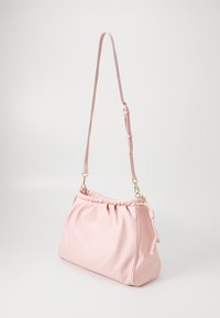 Růžová syntetická kožená kabelka se zpevněným vrcholem, nastavitelným ramenním popruhem a zlatými kovovými akcenty. Hladký povrch, obdélníkový tvar.