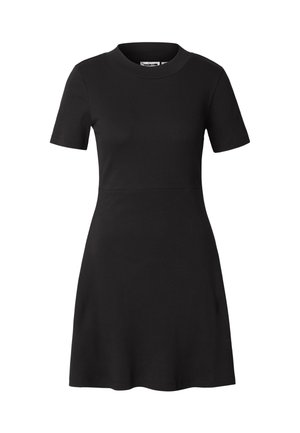 Schwarzes, geripptes Kleid mit rundem Halsausschnitt, kurzen Ärmeln und A-Linien-Silhouette. Die Textur ist glatt und elastisch, mit einer taillierten Passform.