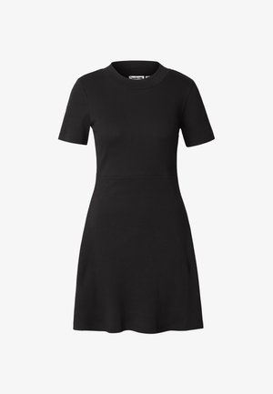 Schwarzes, geripptes Kleid mit rundem Halsausschnitt, kurzen Ärmeln und A-Linien-Silhouette. Die Textur ist glatt und elastisch, mit einer taillierten Passform.