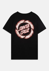 Juodas medvilninis marškinėlis su apvaliu raudonu ir baltu "Santa Cruz" logotipu, kuriame pavaizduota liepsna. Trumpomis rankovėmis ir apvaliu kaklu.