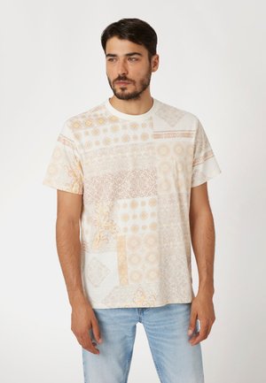 Guess ALLOVER - T-Shirt print - mehrfarbig beige