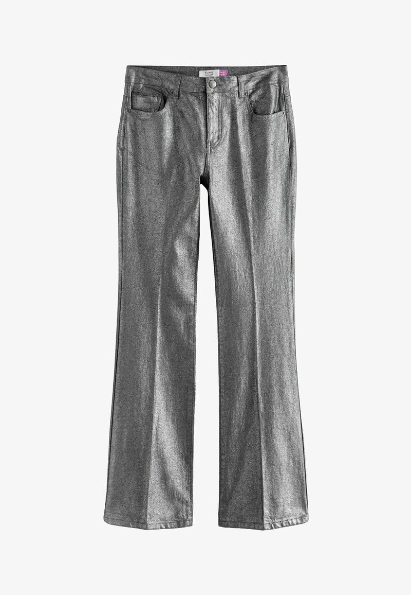 Metallische grijze flare jeans met een soepele textuur, vijf zakken ontwerp en een klassieke rits. Heeft een subtiele glansafwerking.