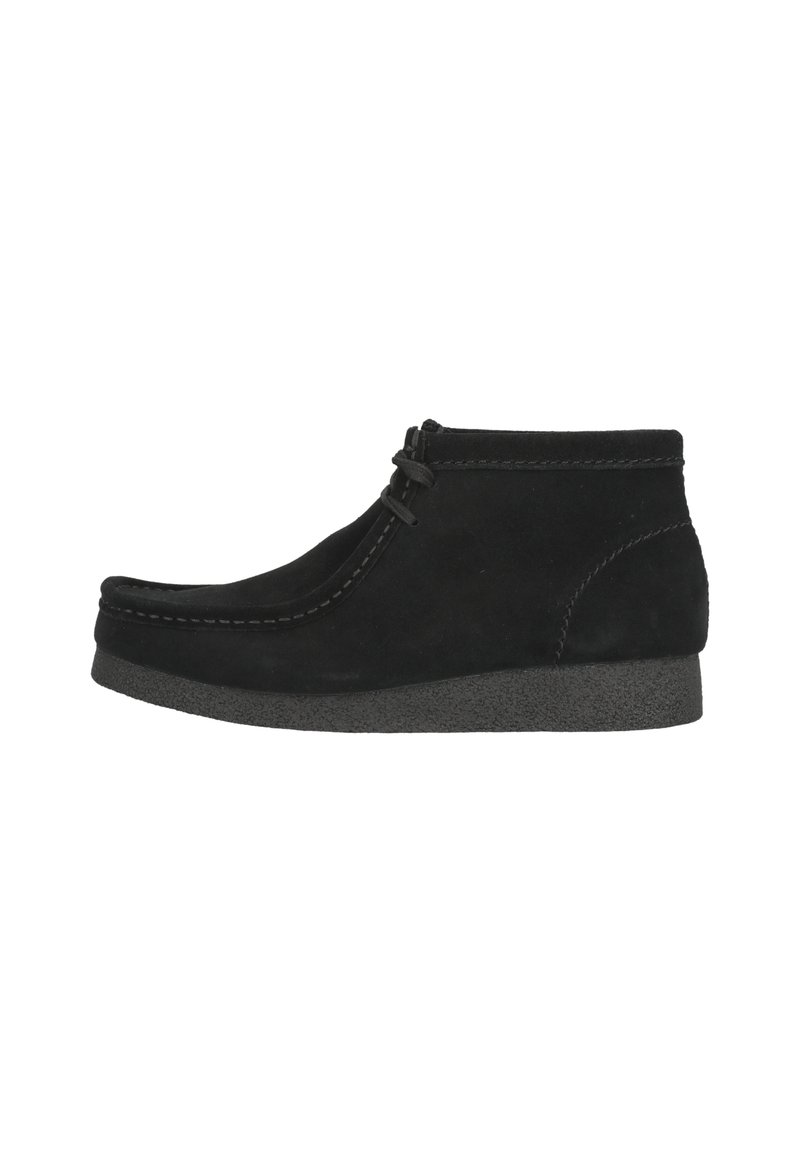 Botines de ante negro con punta redonda, detalles de costura y suela de goma. Presentan un diseño con cordones y un acabado texturizado.