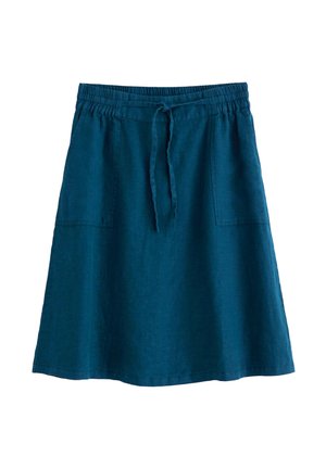 Falda azul línea A hasta la rodilla con cintura elástica, cordón ajustable en la parte delantera y dos bolsillos parche sobre fondo blanco.