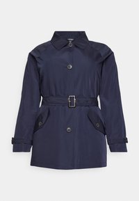 Trench coat blu navy con scollo con colletto, davanti doppiopetto, vita con cintura e due tasche laterali. Presenta dettagli con bottoni.