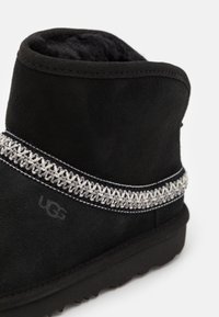 UGG CLASSIC MINI CRESCENT UNISEX - Botines - black