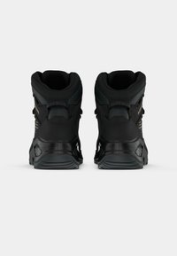 Schwarze Wanderschuhe mit hohem Schaft, strukturiertem Obermaterial, verstärktem Absatz und auffälliger Markenkennzeichnung auf der Rückseite.