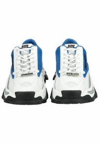 Weiße Sneaker mit blauen Akzenten, aus Mesh-Material, dicke schwarze Gummisohle und kontrastierende Schnürsenkel. Mit einem Logo auf der Zunge und an der Seite.