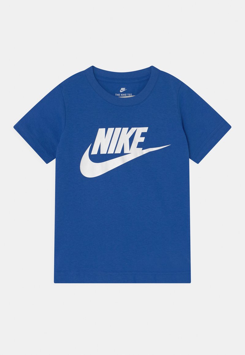 T-shirt in cotone blu con maniche corte, caratterizzato da un grande logo "NIKE" bianco e una grafica swoosh sul davanti. Collo rotondo, vestibilità casual.