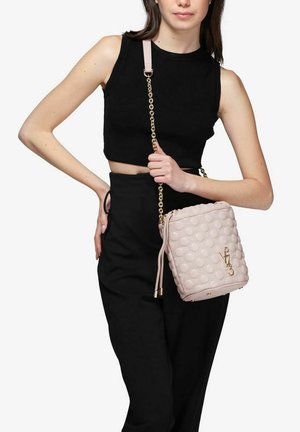 Borsa crossbody in pelle rosa imbottita con design trapuntato circolare, hardware dorato e chiusura a coulisse. Tracolla in catena regolabile.