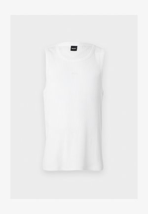 Débardeur blanc côtelé sans manches avec encolure ronde et étiquette de marque noire "BOSS" au col.