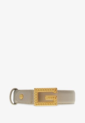 Ceinture en cuir beige avec une boucle en forme de G en ton doré, ornée d'un design en maillon de chaîne. La sangle comporte un accent de logo rond.
