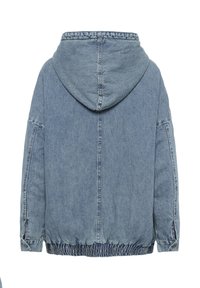 Giacca di denim azzurra chiara con cappuccio, caratterizzata da un orlo arricciato, tasche laterali e una vestibilità rilassata. La vista posteriore mostra semplici dettagli di cucitura.