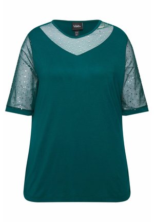 Szmaragdowa zielona koszula z krótkimi siateczkowymi rękawami i dekoltem w kształcie litery V ozdobionym srebrnymi kropkami. Miękka tkanina, luźny krój.