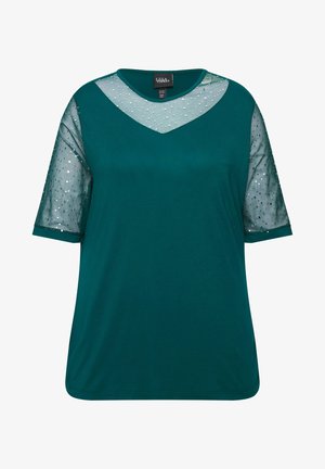 Smaragdgroen shirt met korte netmouwen en een V-vormige netlijn versierd met zilveren stippen. Zachte stof, ontspannen pasvorm.