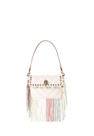 Sac à main matelassé crème avec des accents de perles multicolores, un fermoir en métal et de longues franges en blanc, rose et gris clair, avec une seule anse supérieure.