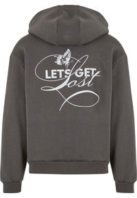 Grå hettegenser med snøring i hetten. Har hvit grafisk tekst "LET'S GET Lost" og et sommerfugl-design på baksiden. Mykt stoff, standard passform.