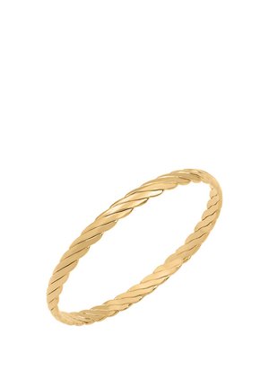 Bracelet jonc style corde torsadée en or avec une finition lisse et polie sur fond blanc.