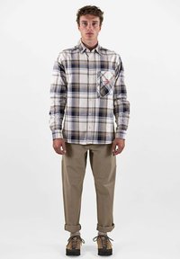 Kariertes Langarmhemd in Beige, Blau und Braun; verfügt über eine durchgehende Knopfleiste, einen Kragen und eine Brusttasche mit roter Stickerei.