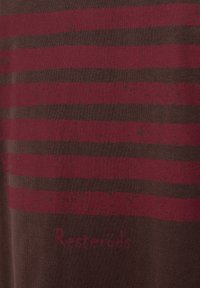Brun t-shirt med horisontale maroon striber og en slidt tekstur, med "Resteröds" trykt i rød nær bunden.