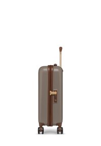 Compact, bruine koffer met een gouden rits en combinatielock, voorzien van een uitschuifbare handgreep en vier wielen, rechtop geplaatst.