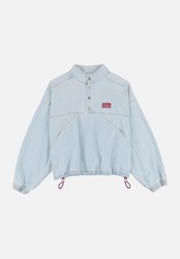 Veste en denim bleu clair avec un col montant, patte de boutonnage à boutons-pression, poignets élastiques et un ourlet avec cordon de serrage. Présente un logo en patch sur la poitrine.