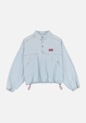 Veste en denim bleu clair avec un col montant, patte de boutonnage à boutons-pression, poignets élastiques et un ourlet avec cordon de serrage. Présente un logo en patch sur la poitrine.