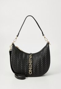 Svart quiltet skinnhåndveske med buet form, utstyrt med gullfarget metall og en fremtredende "Valentino"-logo på forsiden. Avtakbar stropp inkludert.